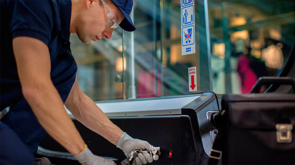 img_Escalator technician in closeup